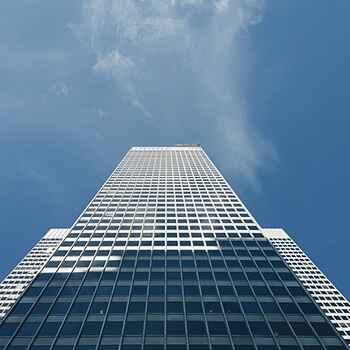 Projektowanie wnętrza siłowni: Kluczowe elementy dla efektywnego i inspirującego miejsca treningowego